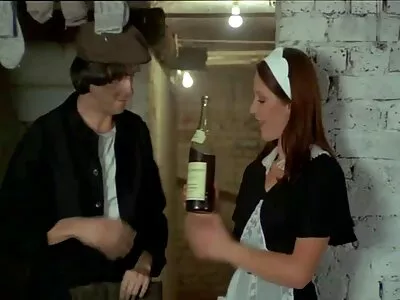 בחורה צעירה מקועקעת גומרת על סרטי קוקהולד חינם איבר מינו של החבר שלה ממש על המיטה.